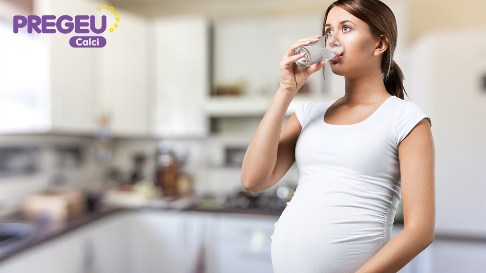 Uống đủ nước là cách giúp mẹ phòng tránh chuột rút khi đang mang bầu